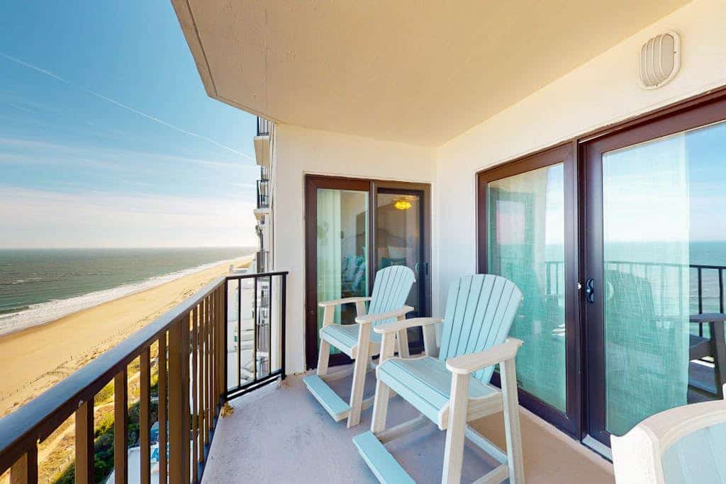 Luxury beachfront condo w/shared indoor & outdoor pools, free WiFi & ocean views