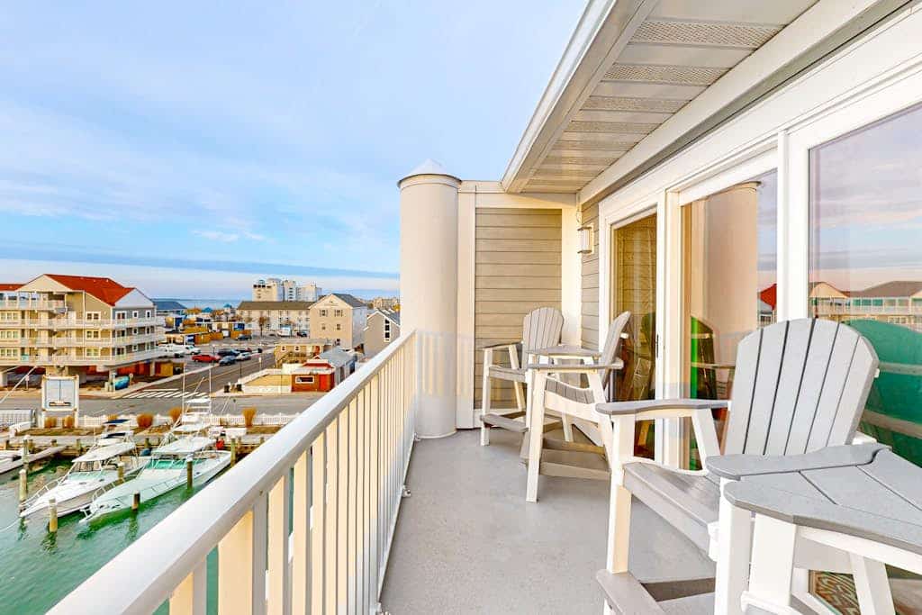 Luxury - bay view condo w/balcony & pool, a short walk to the beach & boardwalk