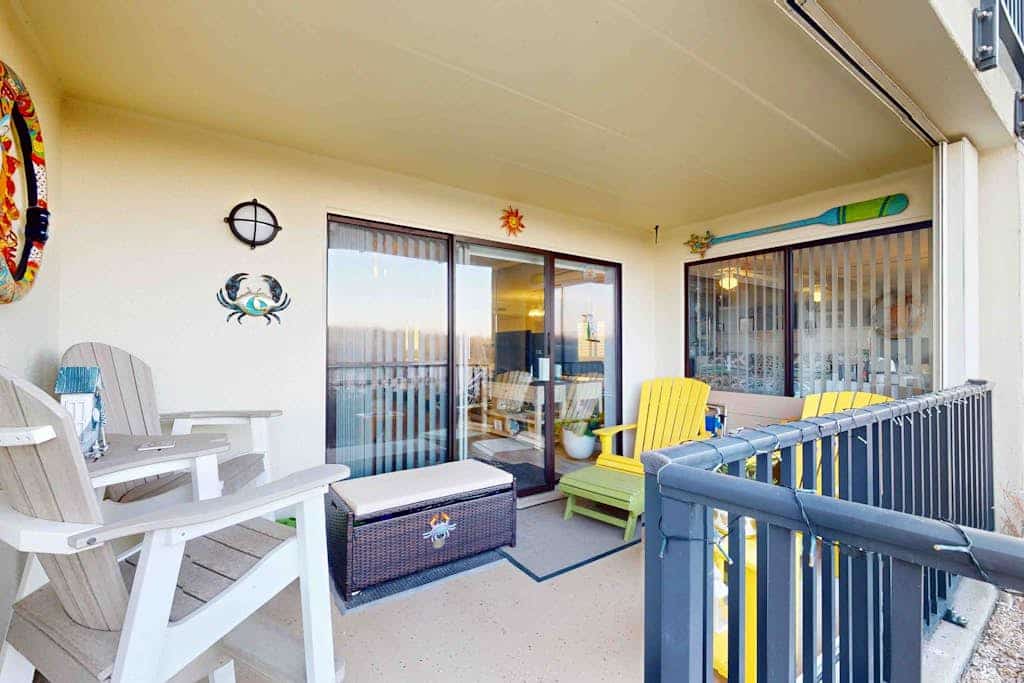 Sunny Beach Front Condo w/Beach Access, Private patio, W/D, AC & full kitchen