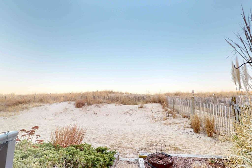Sunny Beach Front Condo w/Beach Access, Private patio, W/D, AC & full kitchen
