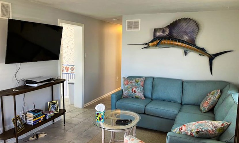 Cozy beach house with private deck, outdoor shower & easy walk to the ocean
