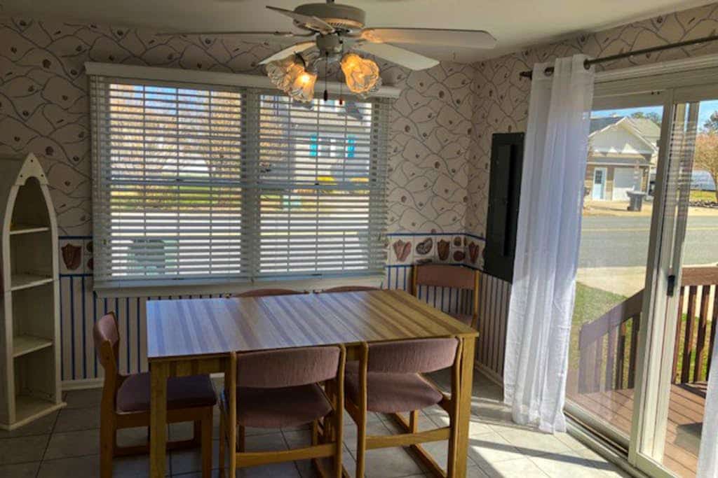 Cozy beach house with private deck, outdoor shower & easy walk to the ocean