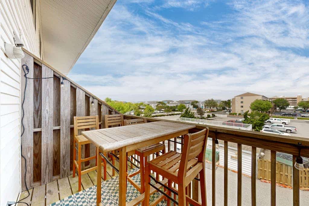 Charming 2 level condo w/balcony, pool, two blocks to the beach & Northside Park