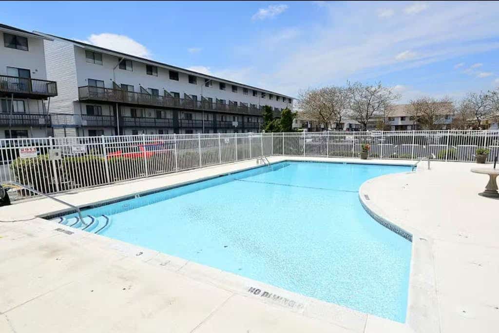 Charming 2 level condo w/balcony, pool, two blocks to the beach & Northside Park