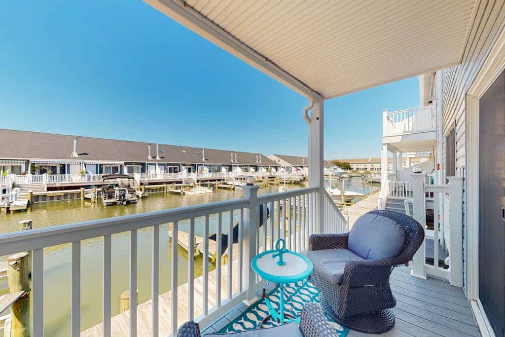 Sunny canal side condo - w/balcony, short walk to the beach, boardwalk, & parks
