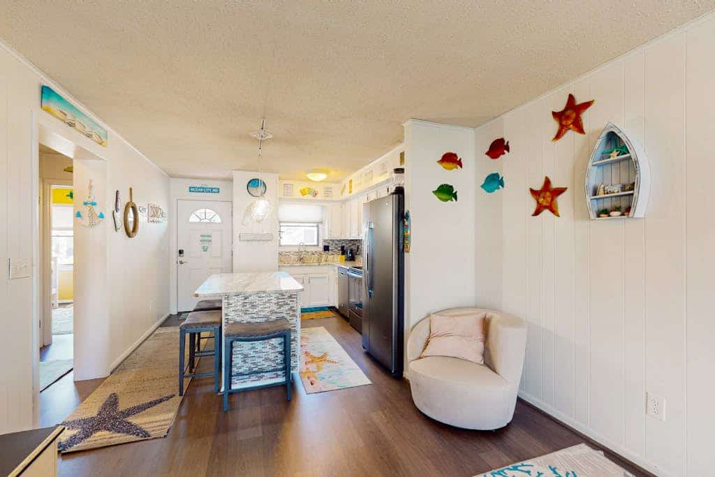 Sunny canal side condo - w/balcony, short walk to the beach, boardwalk, & parks