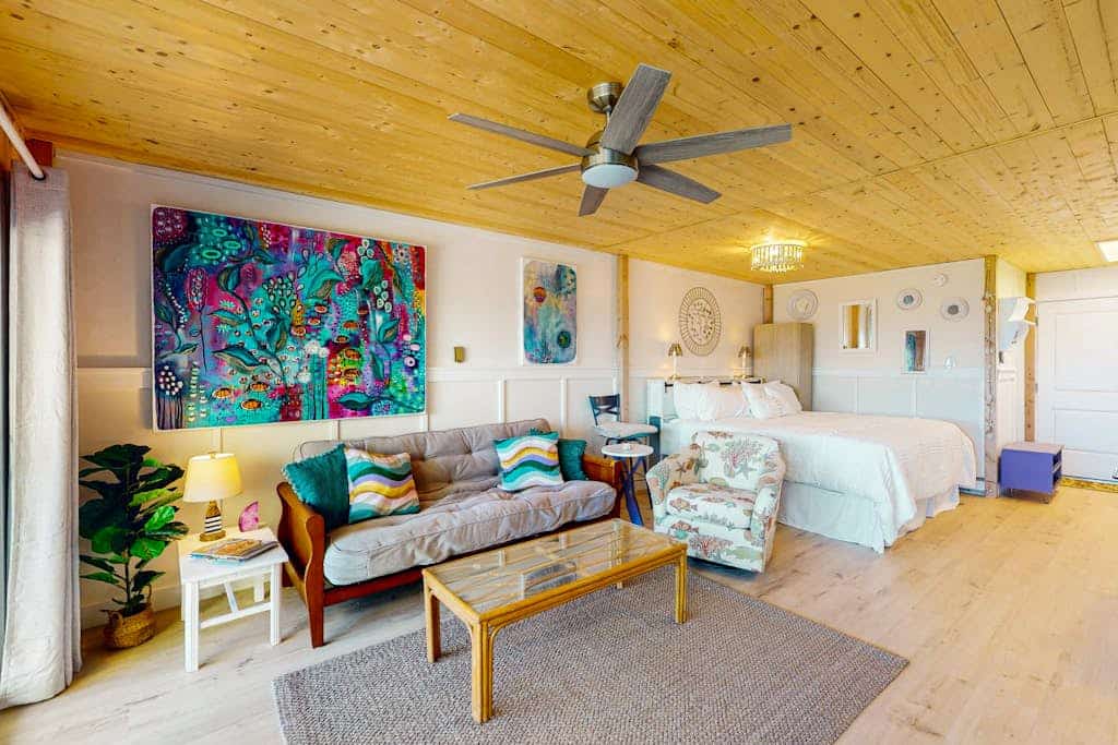 Luxury beachfront studio, w/balcony, close to theme parks & dining