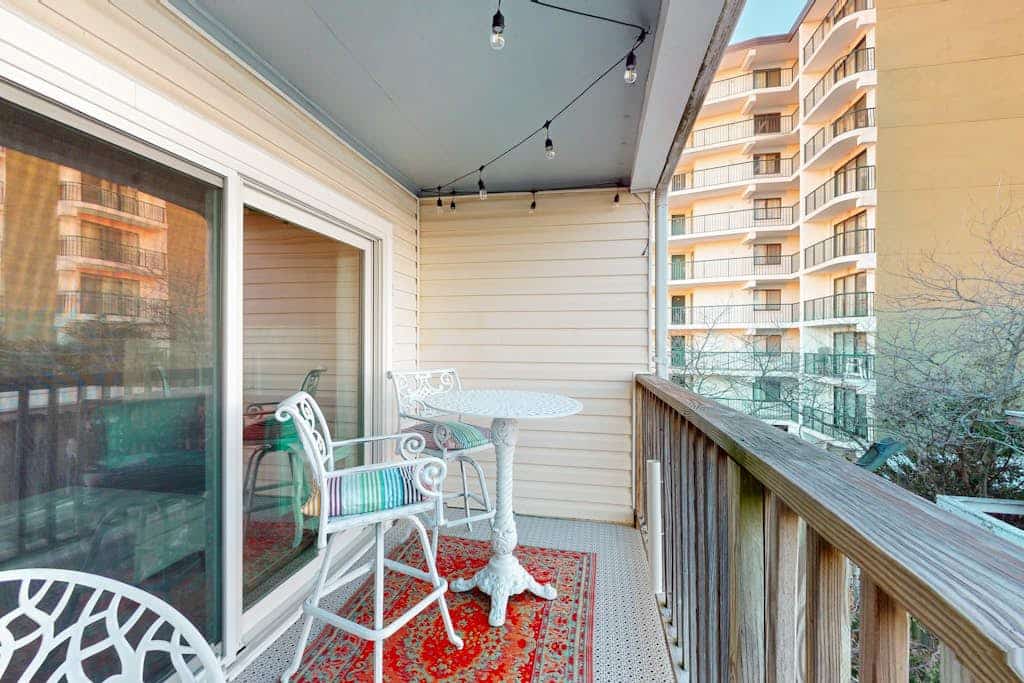 Luxury beachfront studio, w/balcony, close to theme parks & dining