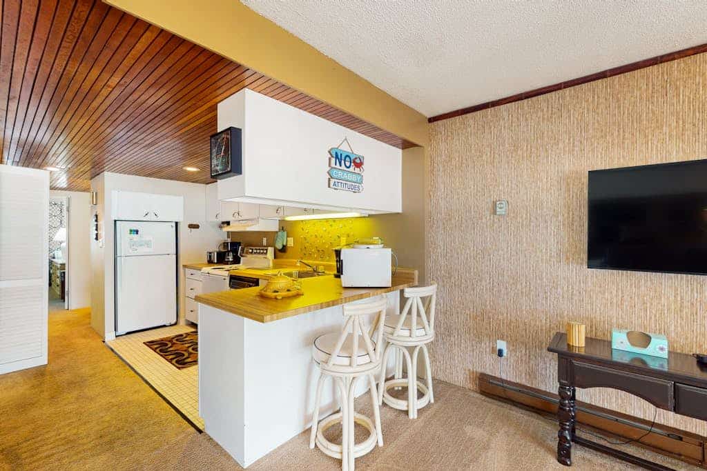 Sunny - ocean front condo w/beach views, balcony, shared pool, full kitchen & AC
