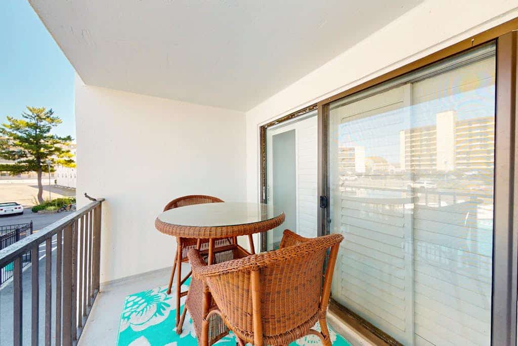 Sunny - Ocean Block Condo w/Balcony, pool - Walk to the Beach/Northside Park