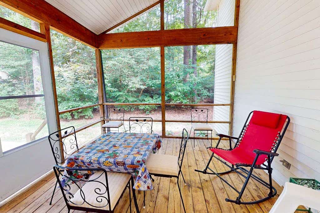 Spacious - Ocean Pines home w/screened porch, full kitchen, washer/dryer & WiFi