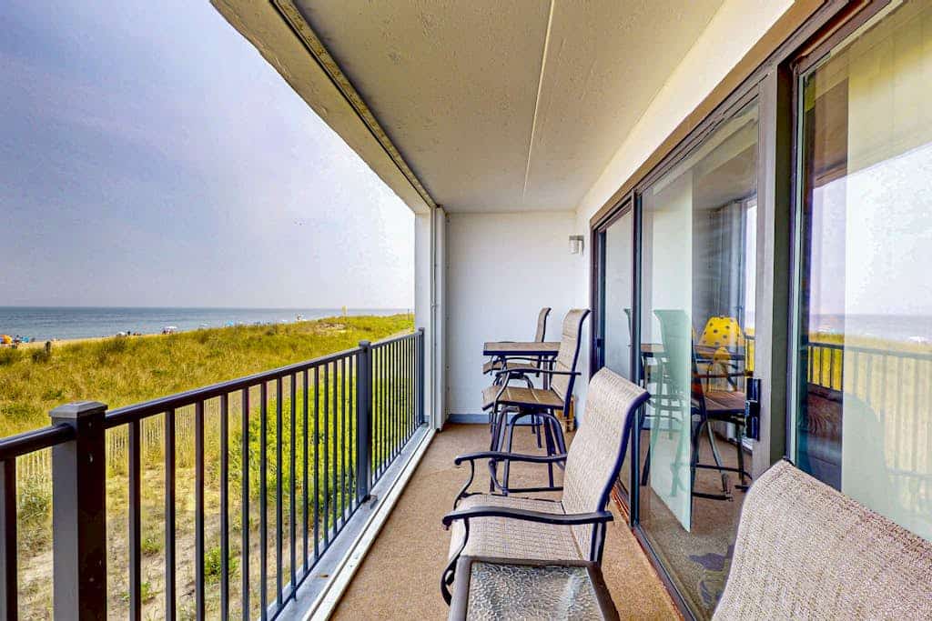 Spacious, oceanfront condo with balcony, AC, full kitchen & stunning beach views