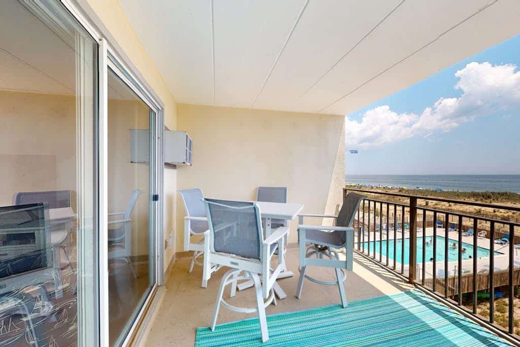 Charming beach condo w/balcony, beach views, shared pool, AC & W/D