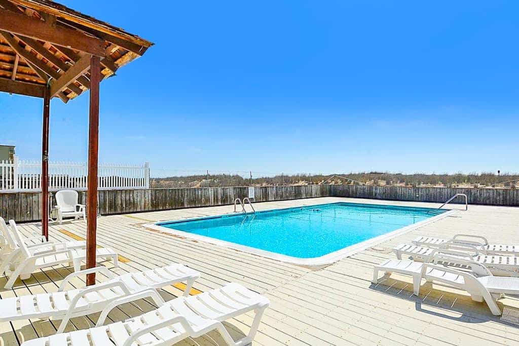 Charming beach condo w/balcony, beach views, shared pool, AC & W/D