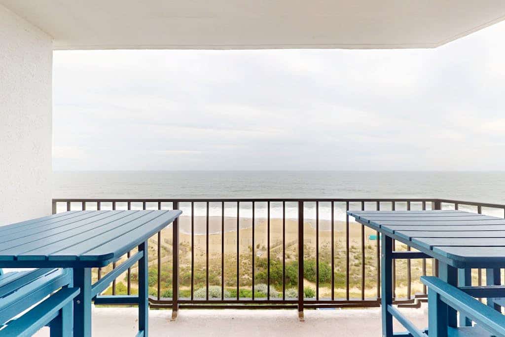 Luxury ocean front condo w/beach views, shared pool & hot tub, balcony & WiFi