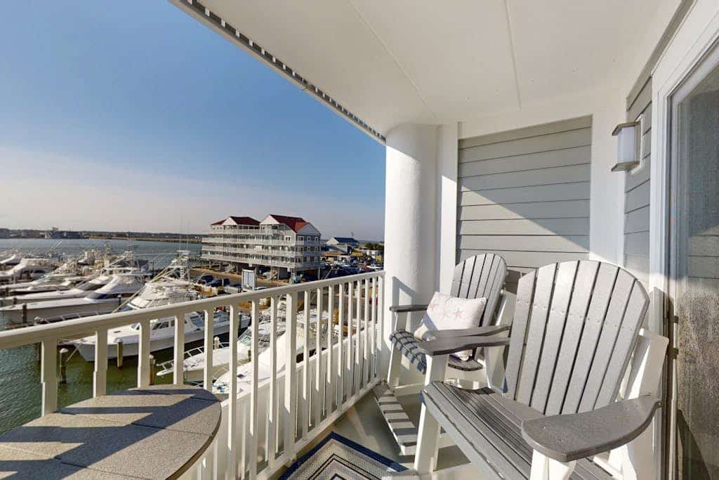 Luxury - bay view condo with balcony, pool, W/D, AC & a short walk to the beach