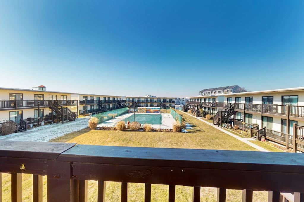 Family-Friendly Condo, near beach & boardwalk with shared pool & pool view
