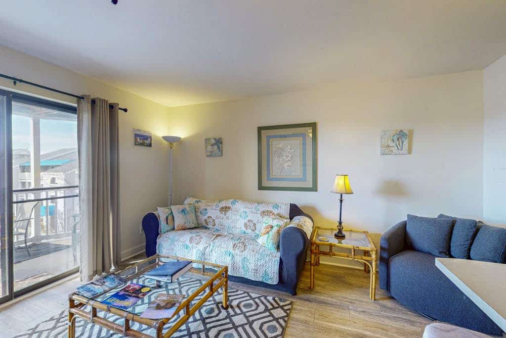 Cozy 3rd floor condo w/bonus room, full kitchen, near shopping and recreation