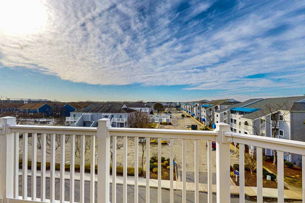 Cozy 3rd floor condo w/bonus room, full kitchen, near shopping and recreation