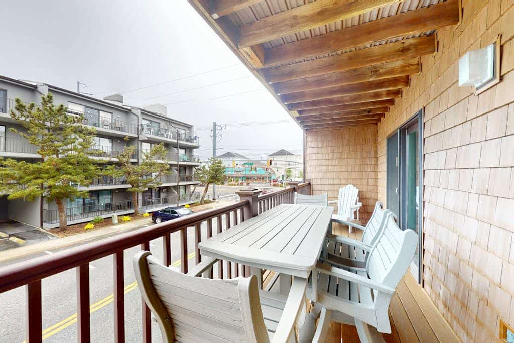 Sunny Ocean block condo with balcony, AC, WiFi & laundry - walk to the beach