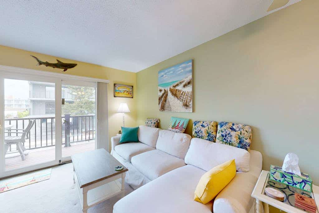 Sunny Ocean block condo with balcony, AC, WiFi & laundry - walk to the beach