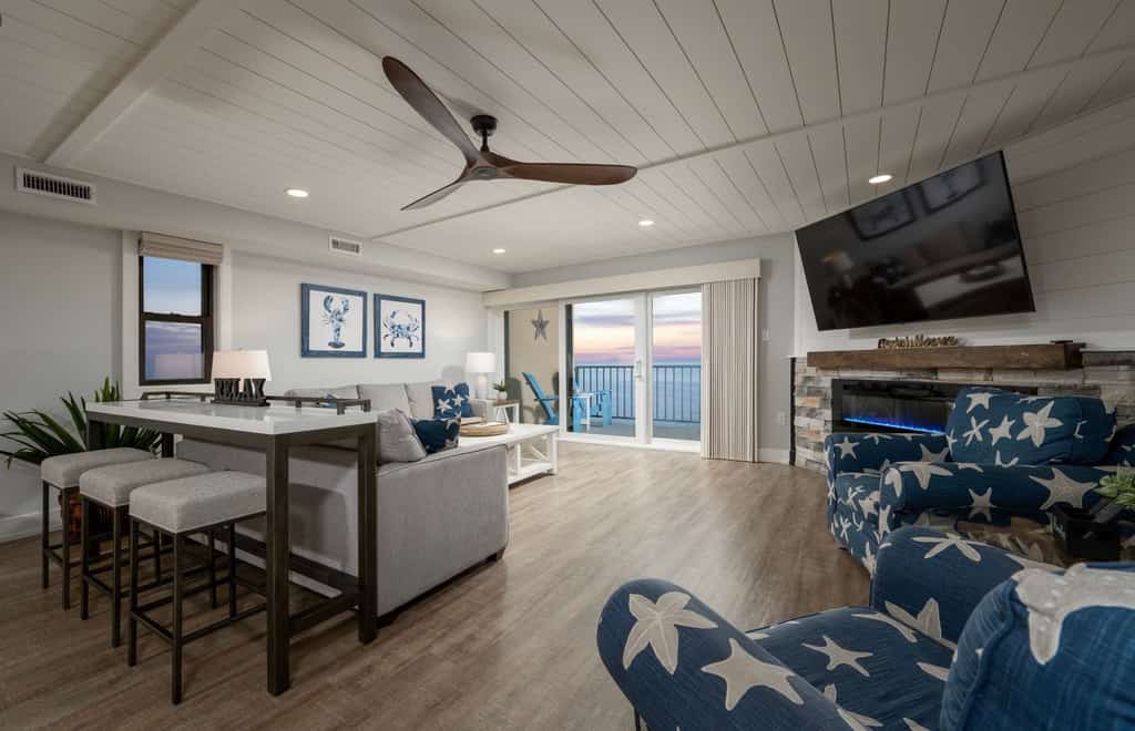 Stunning ocean front condo with ocean views, pool, gym & private balcony