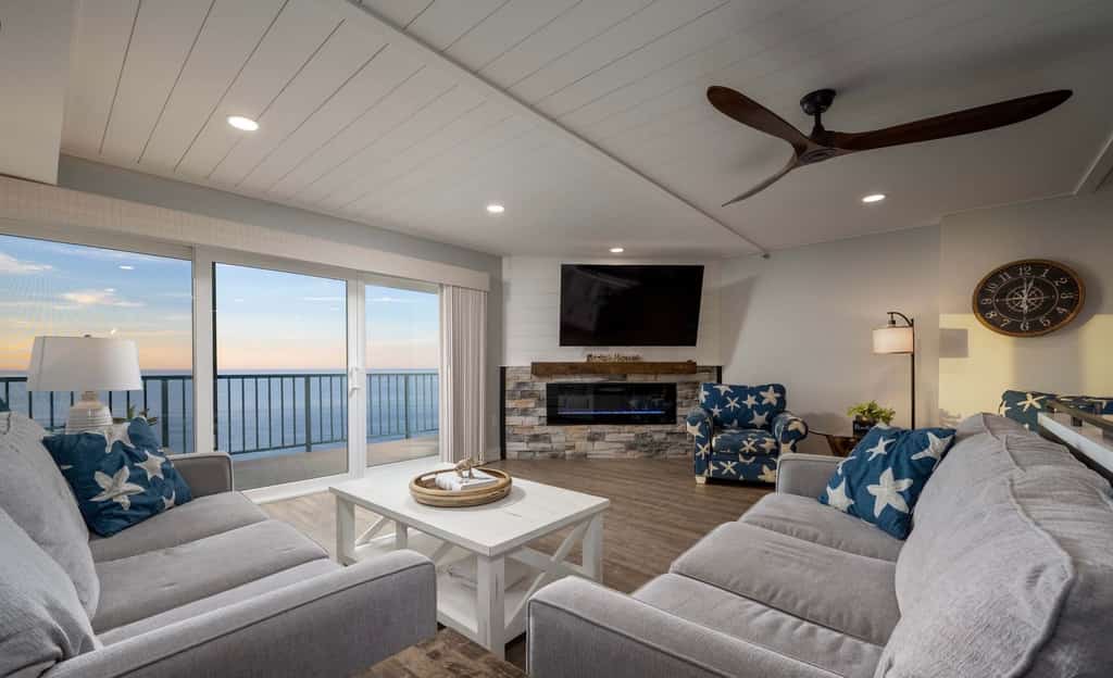 Stunning ocean front condo with ocean views, pool, gym & private balcony