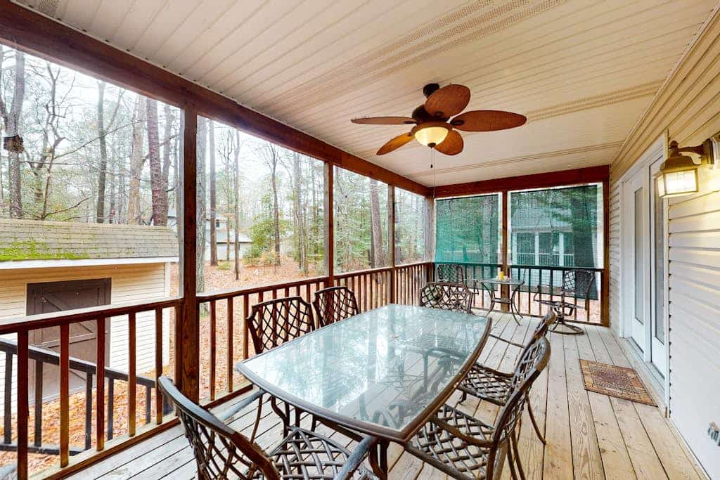 Serene Ocean Pines home w/private deck all-season room & fully stocked kitchen