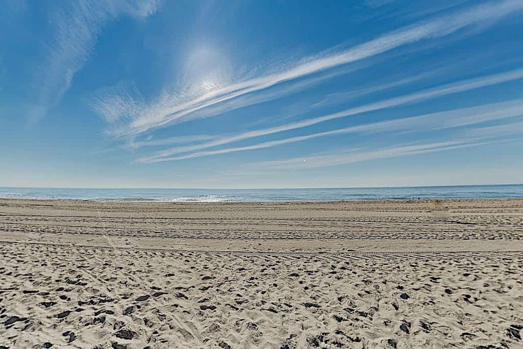 Sunny mid-town Condo w/water-views, beach access, pool, sundeck, & gym