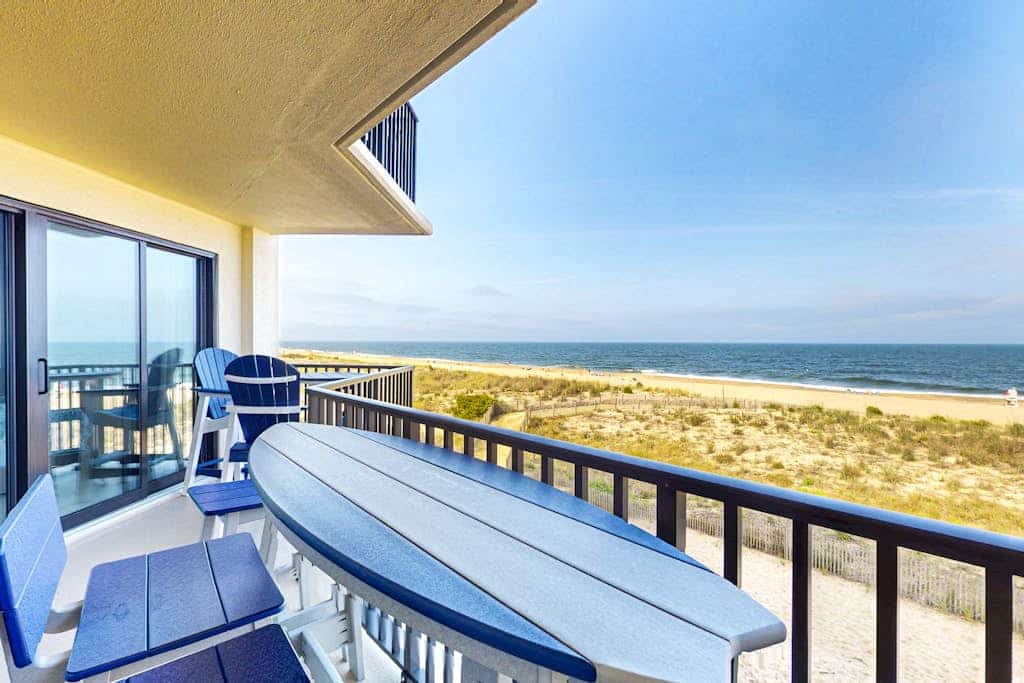 Stunning Ocean front condo w/beach & ocean views, AC & shared pool