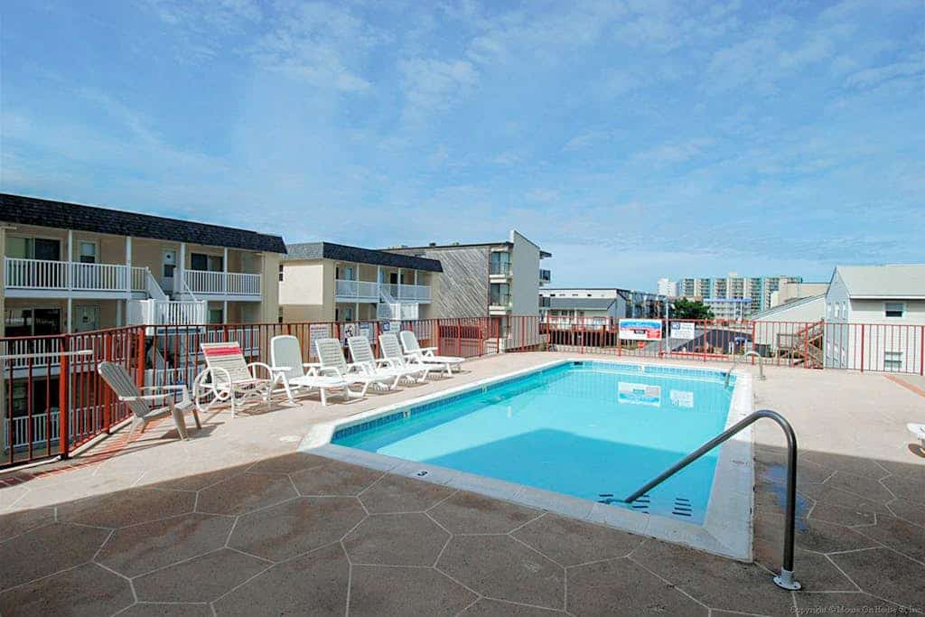 Stunning Ocean front condo w/beach & ocean views, AC & shared pool
