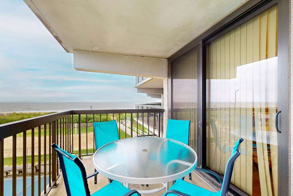 Charming beachfront resort condo w/ocean views, balcony, pools, tennis, W/D & AC