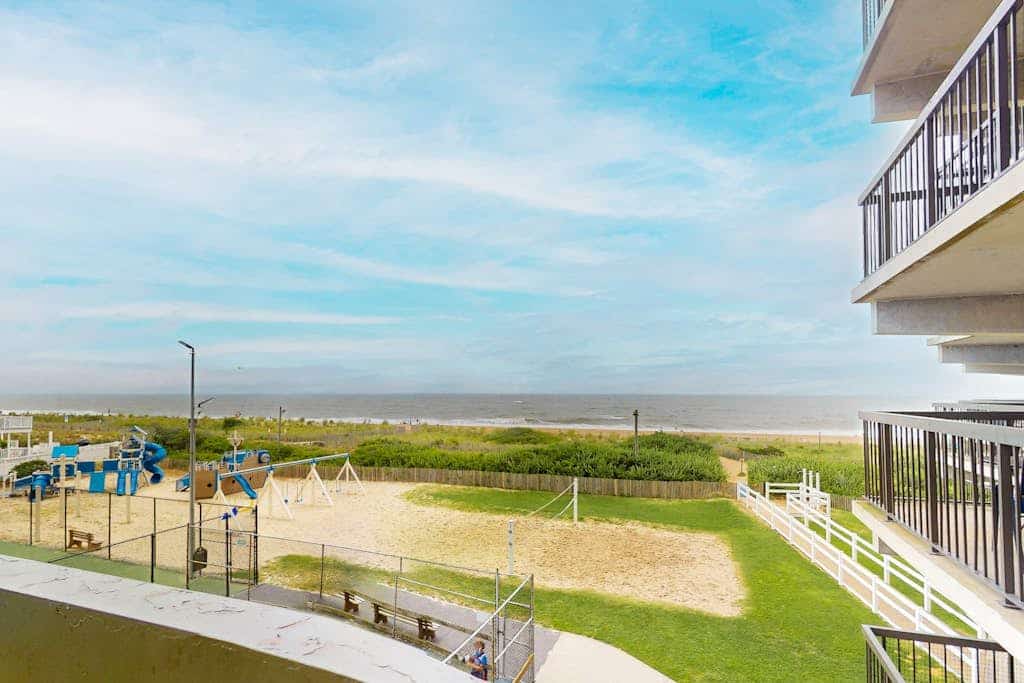 Charming beachfront resort condo w/ocean views, balcony, pools, tennis, W/D & AC