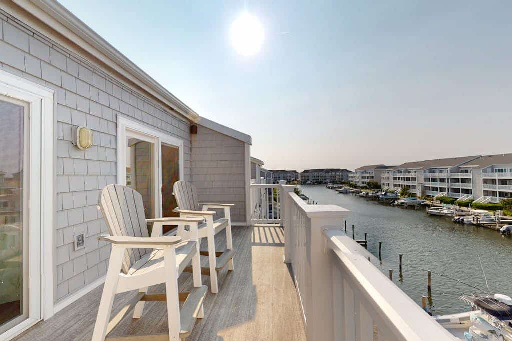 Serene Canal front condo w/Balcony, WiFi, AC & community pool access