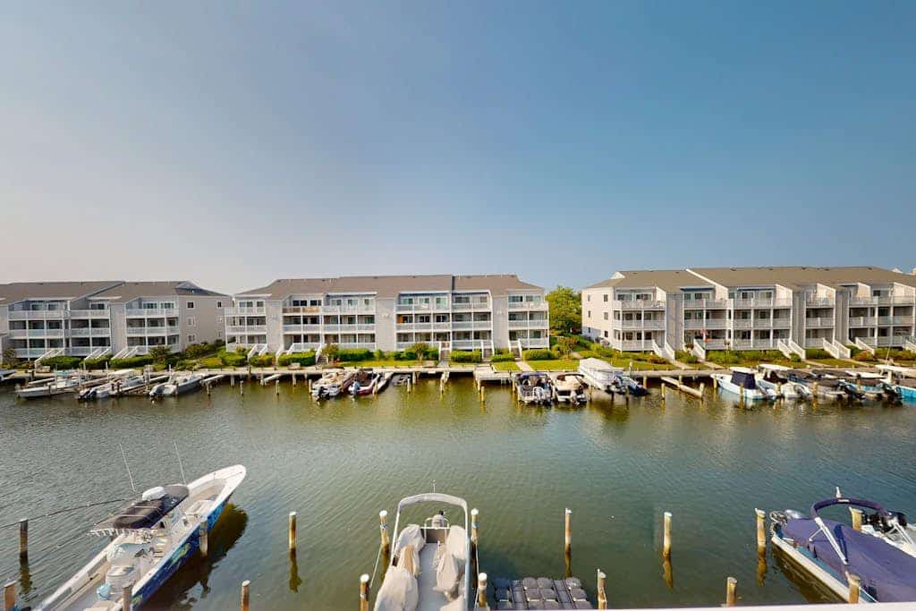 Serene Canal front condo w/Balcony, WiFi, AC & community pool access