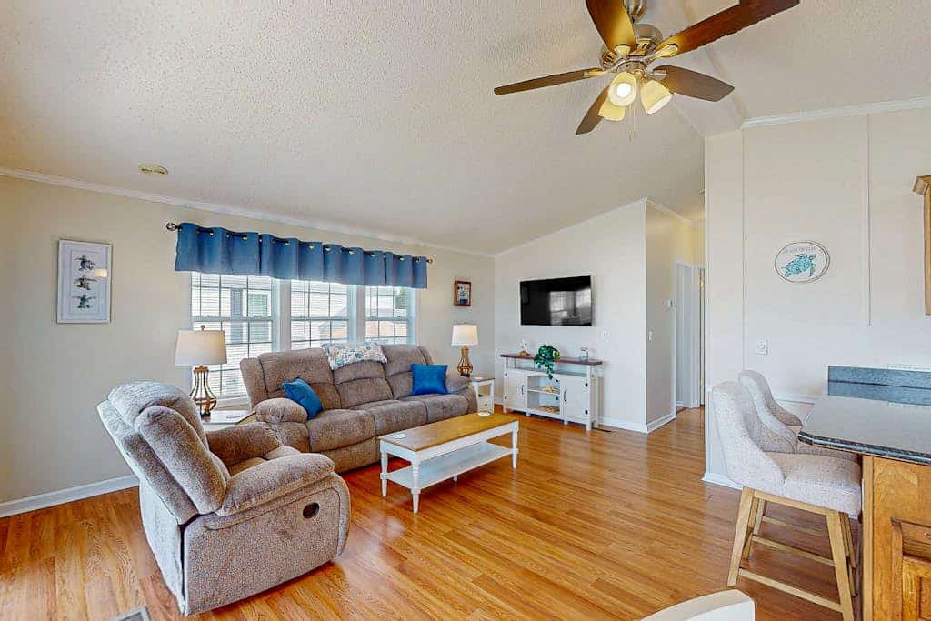 Charming getaway with modern amenities, tennis court, pool, & private patio