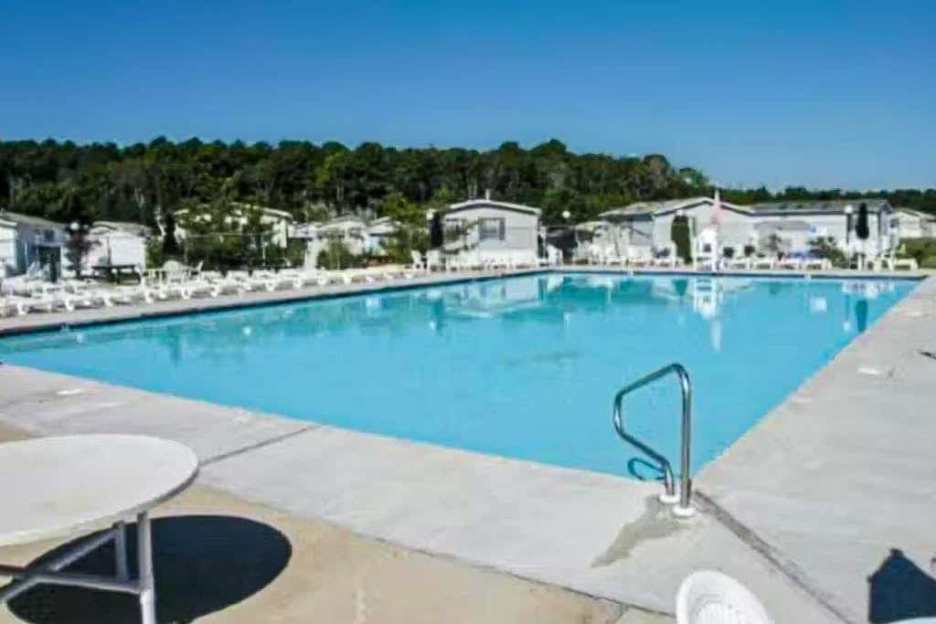 Charming getaway with modern amenities, tennis court, pool, & private patio