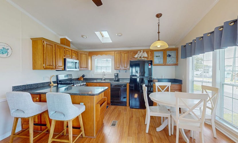 Charming getaway with modern amenities, tennis court, pool, & private patio