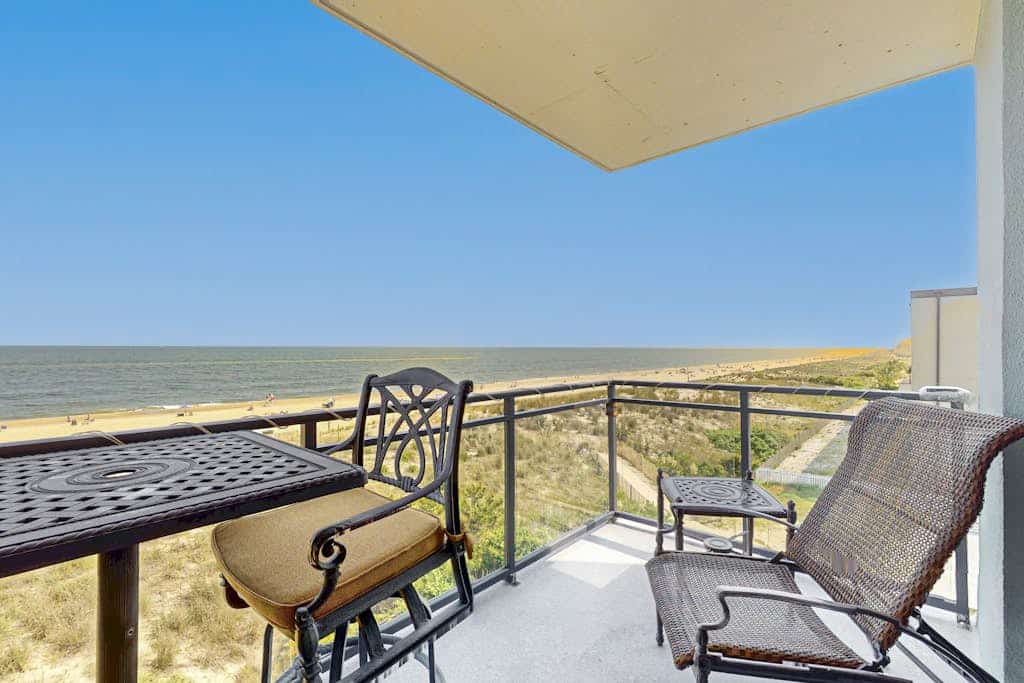 Luxurious Ocean Front Condo w/Beach Access, Central AC & Gas Fireplace