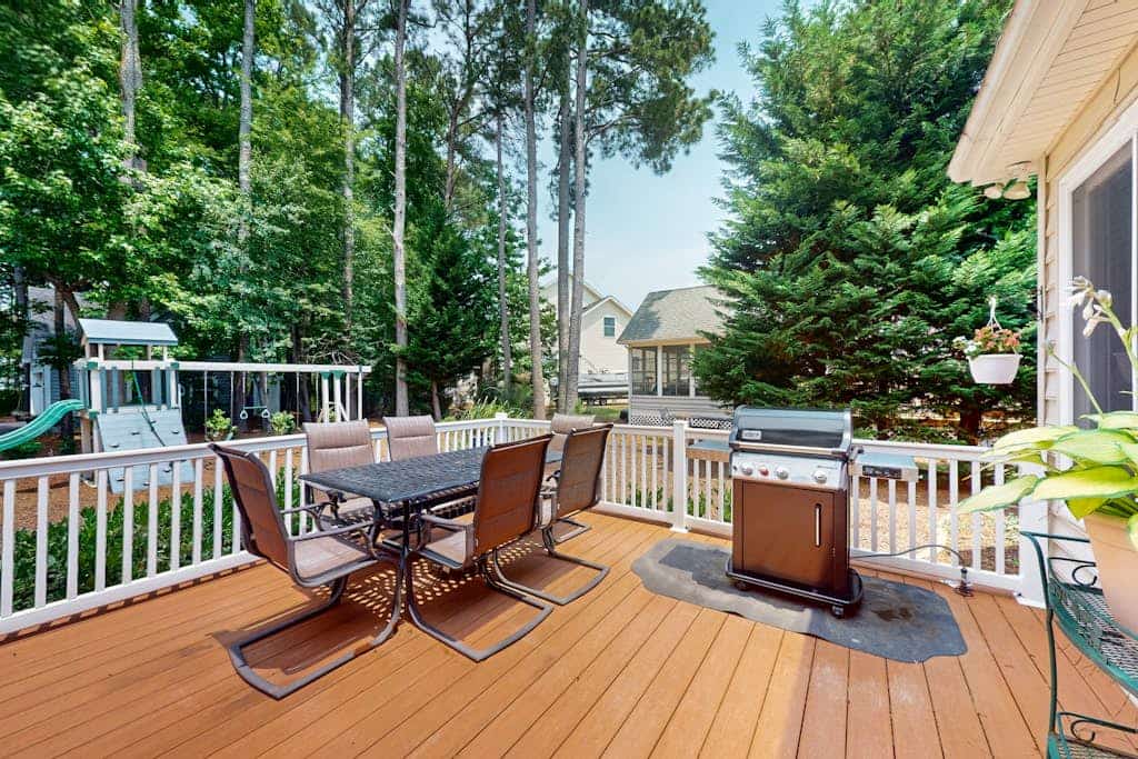 Luxury Ocean Pines home w/all season room, private deck, grill & full kitchen
