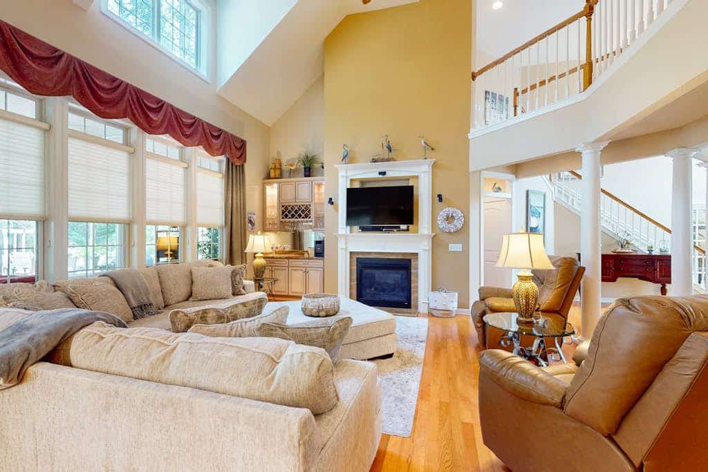 Luxury Ocean Pines home w/all season room, private deck, grill & full kitchen