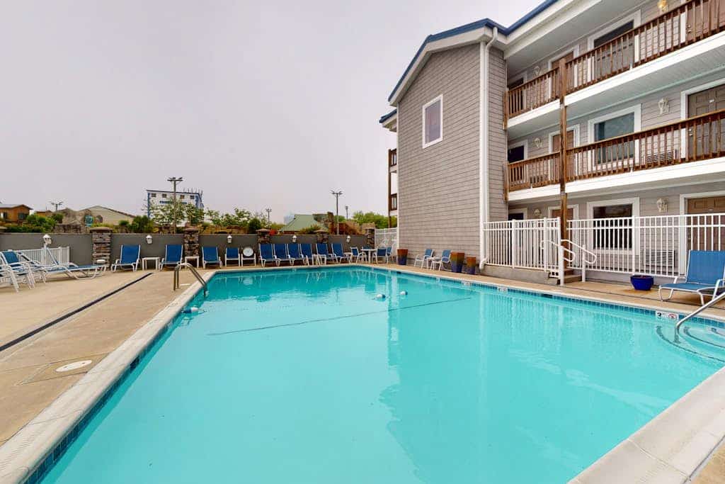 Charming 1st-floor condo w/community pool & furnished patio - walk to the beach