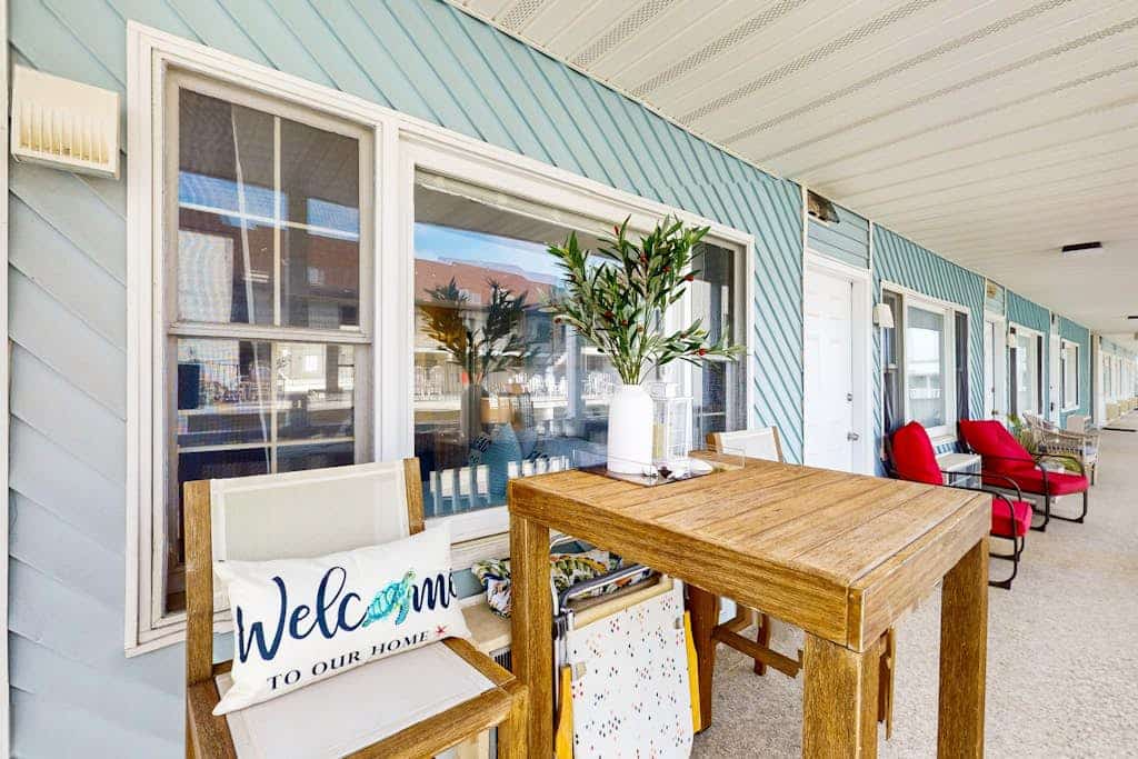 Charming beach block condo w/balcony - close to parks, shopping and dining