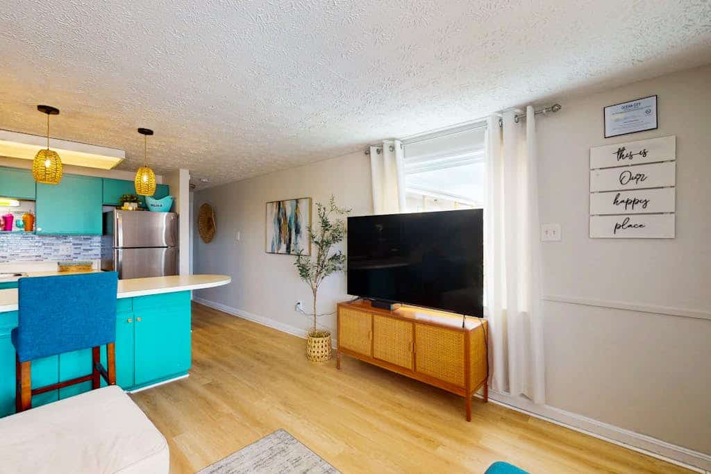 Charming beach block condo w/balcony - close to parks, shopping and dining