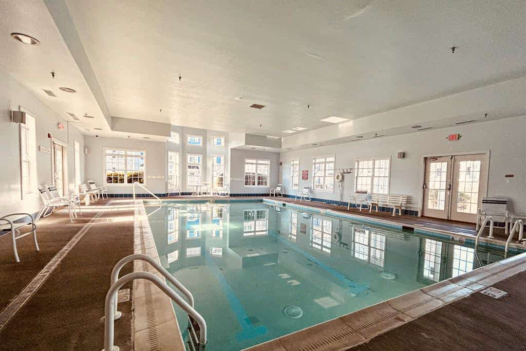 Pristine single family home w/pool & clubhouse access, patio, central AC & WiFi