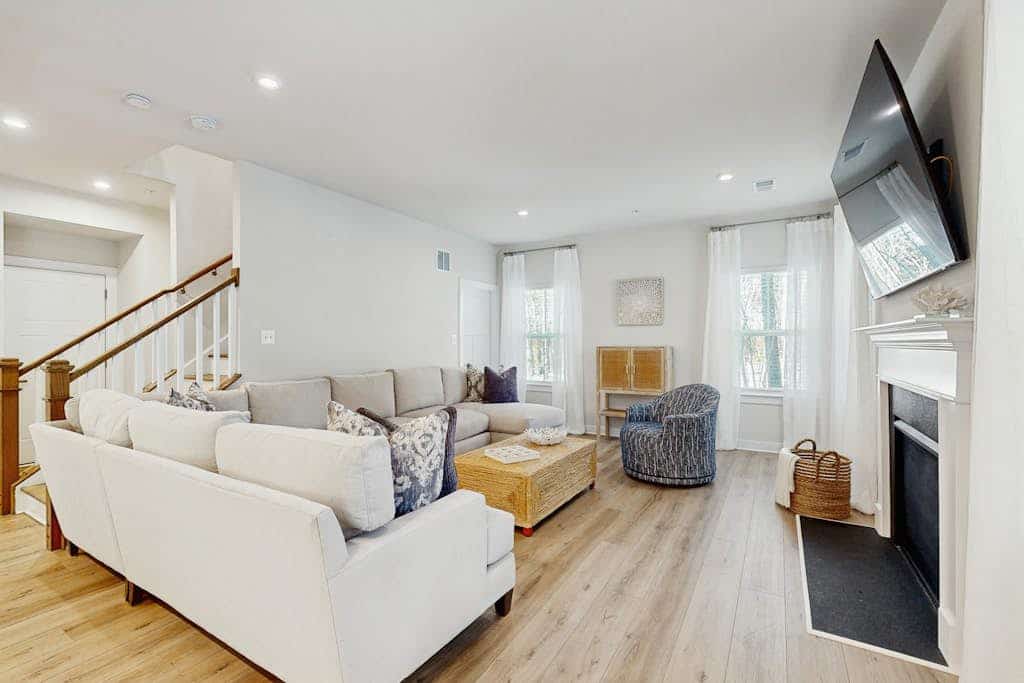 Pristine single family home w/pool & clubhouse access, patio, central AC & WiFi