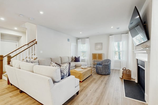 Pristine single family home w/pool & clubhouse access, patio, central AC & WiFi