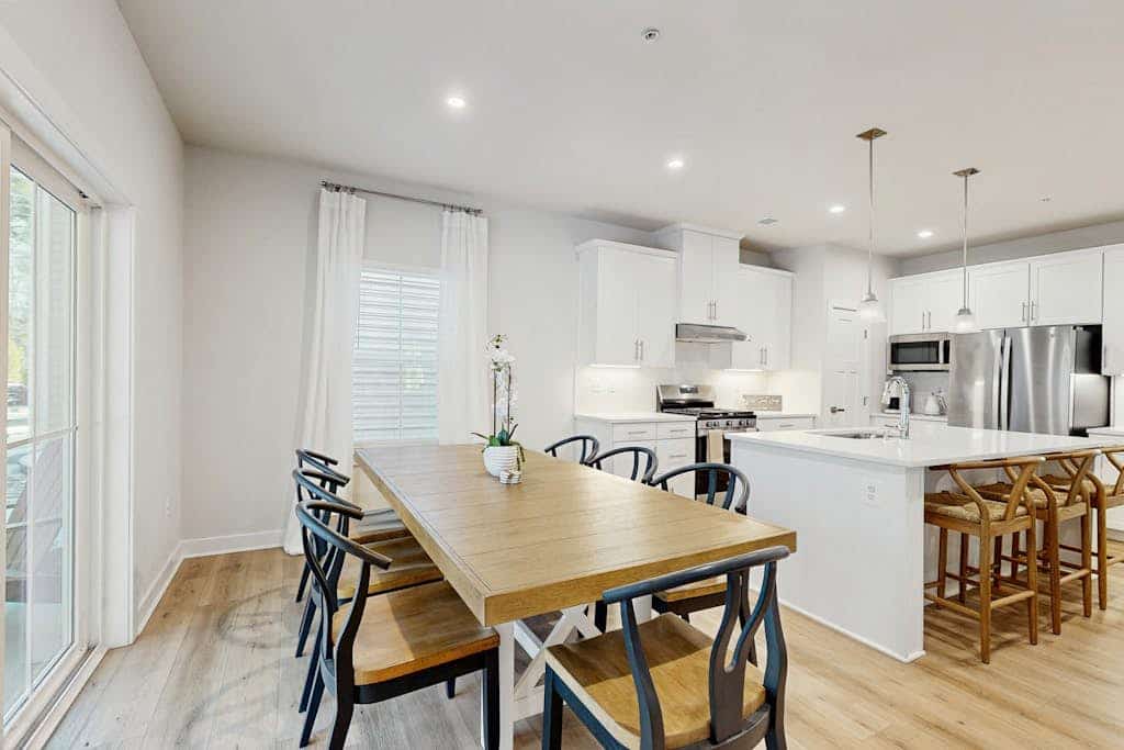 Pristine single family home w/pool & clubhouse access, patio, central AC & WiFi