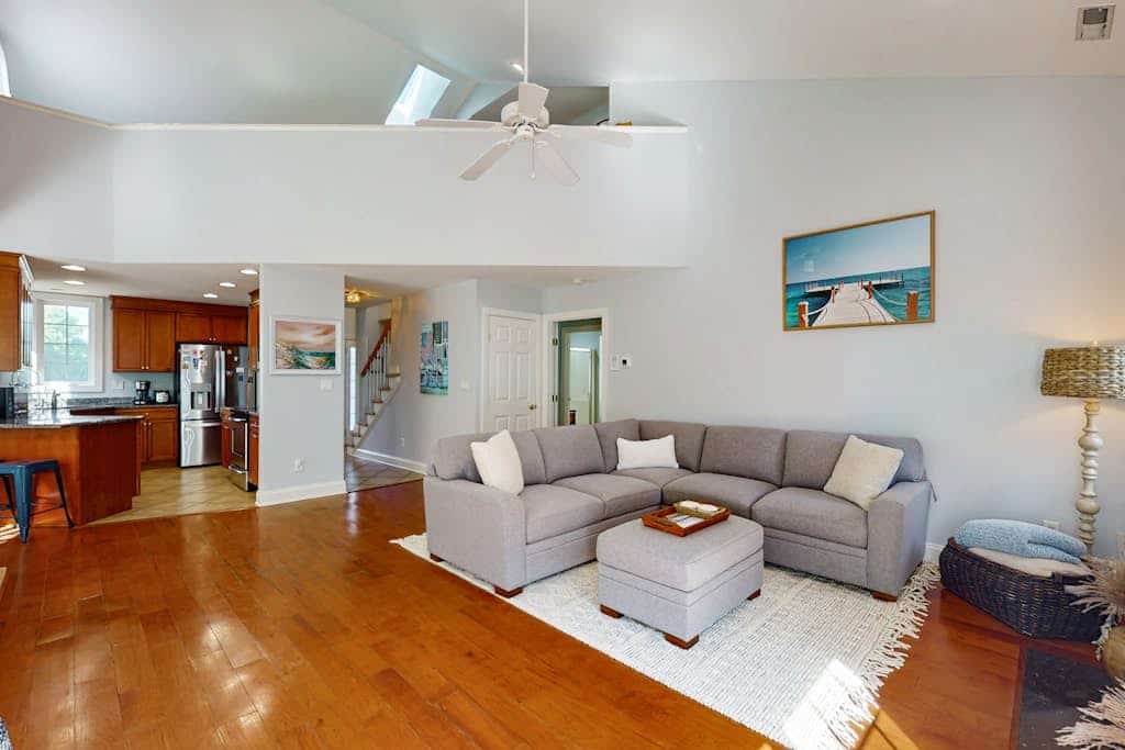 Sun-filled retreat near beaches w/pool access golf, fireplace, W/D, & sunroom