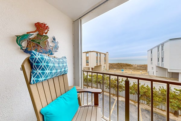 Serene Ocean block condo with balcony, beach & ocean views & washer/dryer